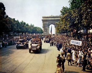 crowds-of-french-patriots-line-the-champs-elysees-paris-during-war-2