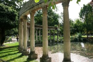 Monceau Park in Paris Top parks and gardens in Paris by PARIS BY EMY travel planner and licensed tour guide